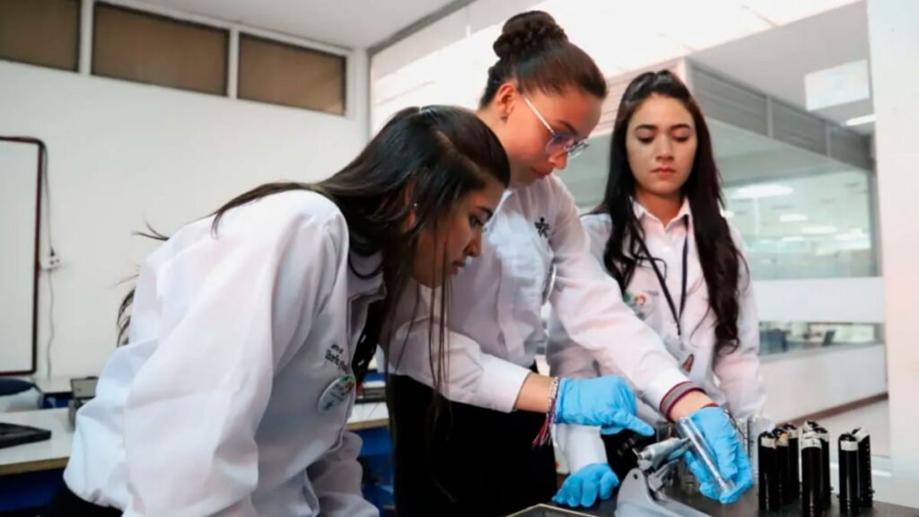 Mujeres trabajando en un laboratorio