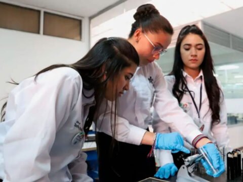 Mujeres trabajando en un laboratorio
