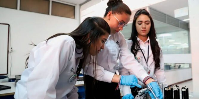 Mujeres trabajando en un laboratorio