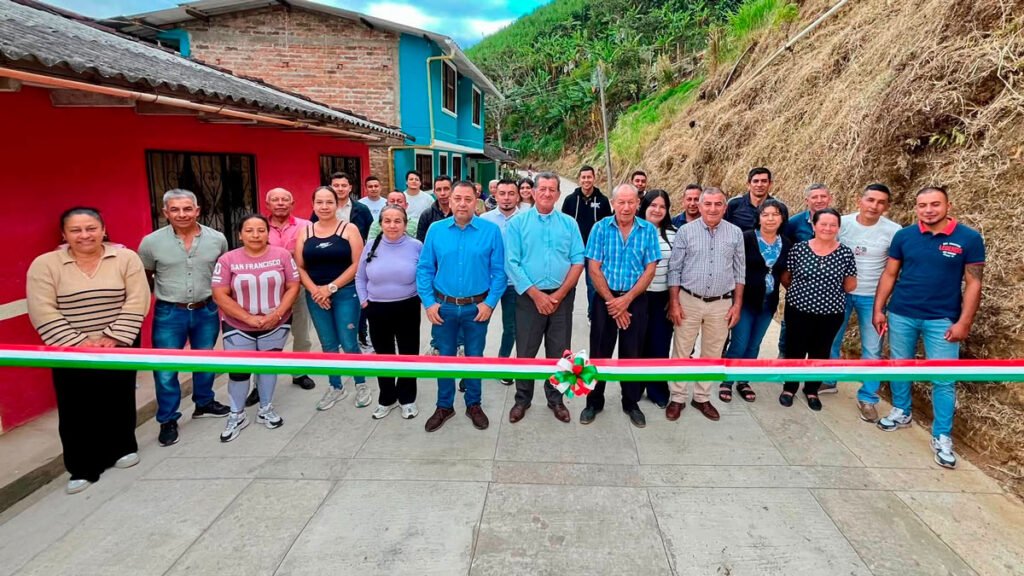 Entrega de un tramo de placa huella en la vereda San Andrés, Sandoná