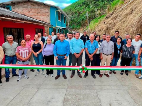 Entrega de un tramo de placa huella en la vereda San Andrés, Sandoná
