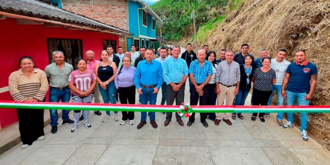 Entrega de un tramo de placa huella en la vereda San Andrés, Sandoná