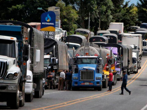 Camiones en la vía Panamericana