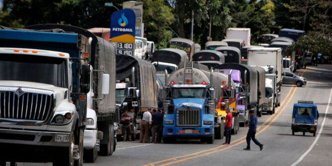Camiones en la vía Panamericana