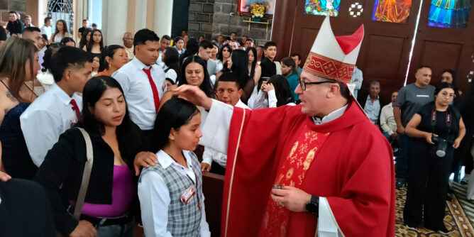 Obispo de Pasto preside sacramento de confirmación en Sandoná