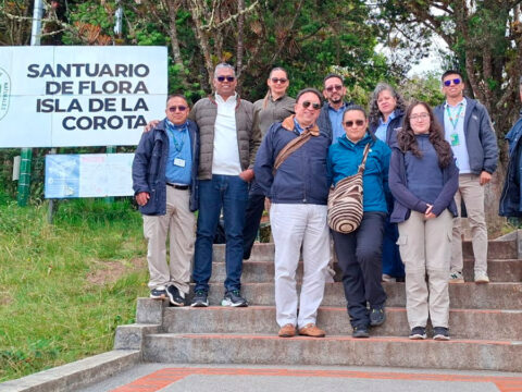 Delegaciones de Nariño y Risaralda en la isla La Corota, La Cocha