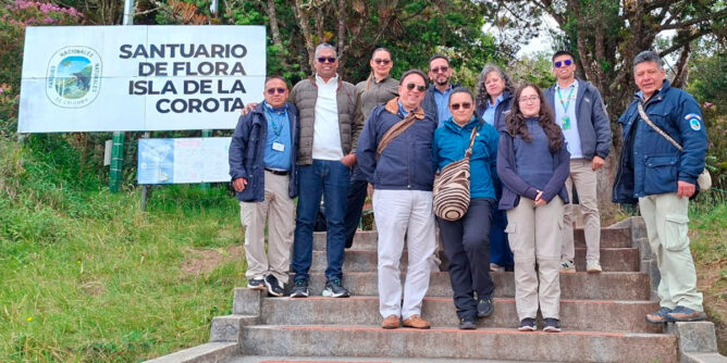Delegaciones de Nariño y Risaralda en la isla La Corota, La Cocha