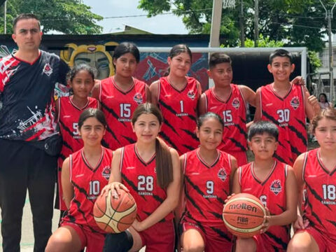 Equipo de baloncesto mixto sub 12 de Sandoná