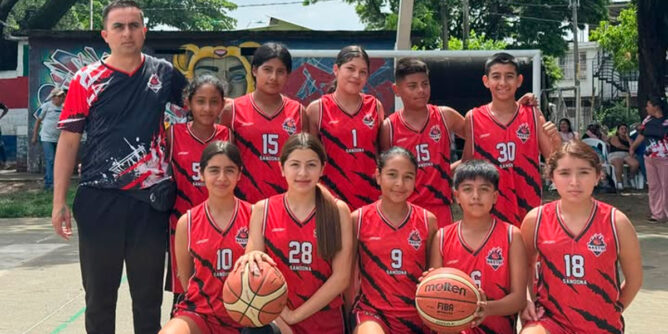 Equipo de baloncesto mixto sub 12 de Sandoná
