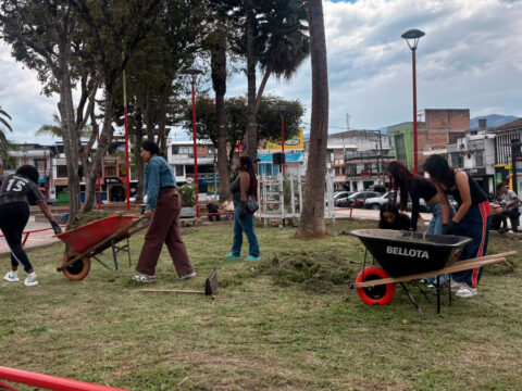 Jornada de limpieza y embellecimiento revitaliza el Parque Principal de Sandoná con apoyo estudiantil y de Emsan Limpieza del parque principal de Sandoná