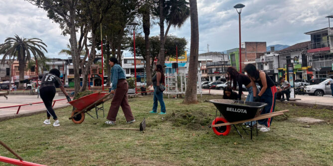 Limpieza del parque principal de Sandoná