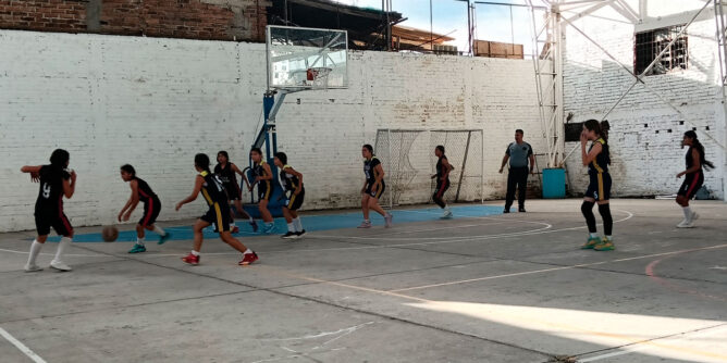 Partido de baloncesto intercolegiado