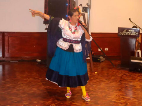 Ruth Castillo Torres declamando